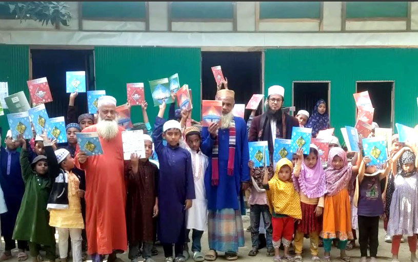 কচুয়ায় সফিবাদ জামেয়া আহমাদিয়া মাদ্রাসা শিক্ষার্থীদের মাঝে বই বিতরণ